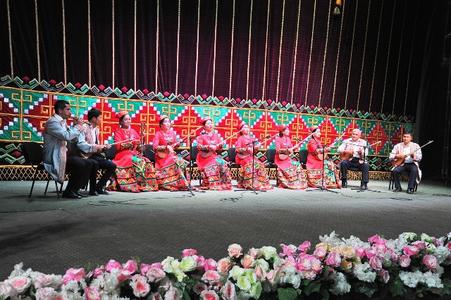Ózbekstan teatrlarınıń Respublikalıq festivalı baslandı