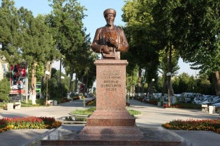 Tashkentte Berdaq esteligi ornatıldı